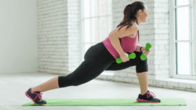 Deklica izvaja vajo z dumbbells
