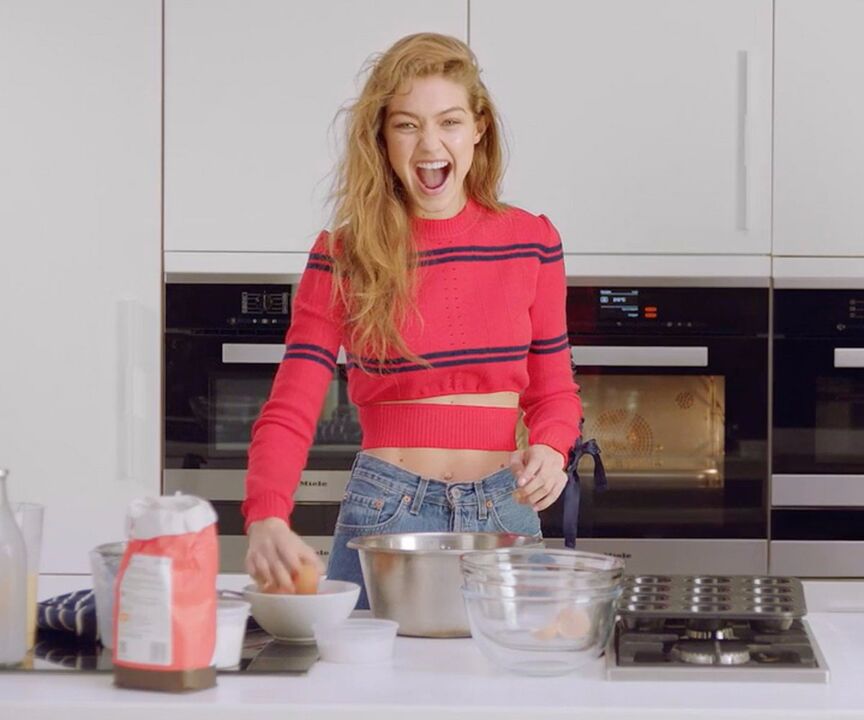 Vitko dekle si pripravi zdrav zajtrk